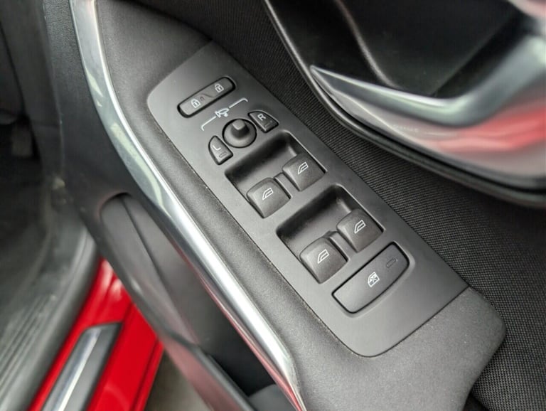 2017 Volvo V40 2.0 T2 Momentum Nav Plus Hatchback 5dr Petrol Manual Euro 6 (s/s) (122 ps)  HATCHB...