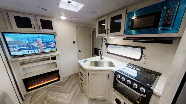 EX DEMO Forest River East To West Della Terra 323QB American Caravan 5th Wheel