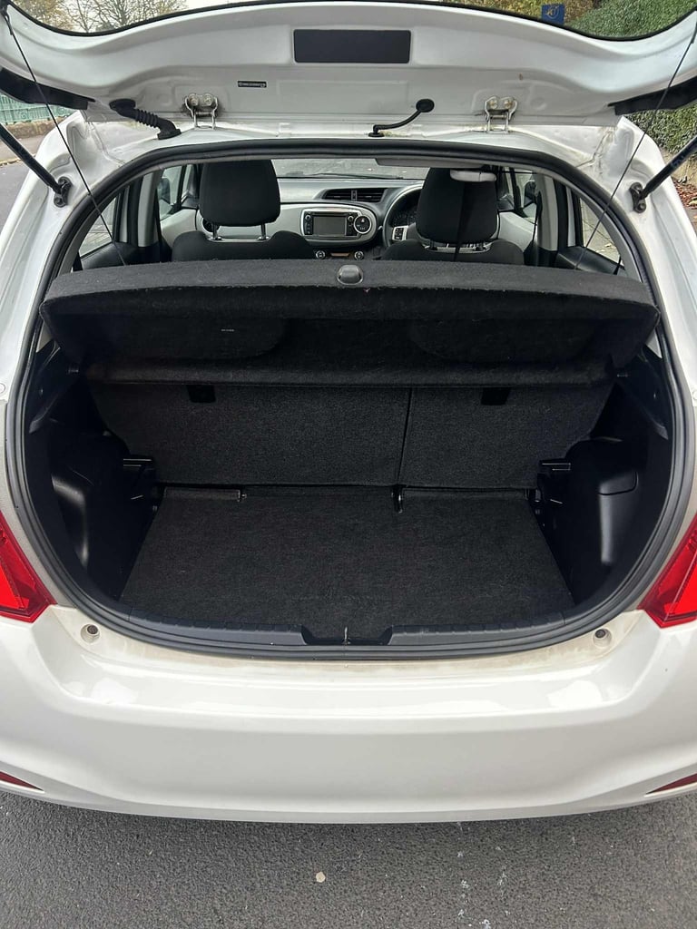 2011 Toyota Yaris 1.33 VVT-i T Spirit 5dr-10 service stamps HATCHBACK Petrol Manual