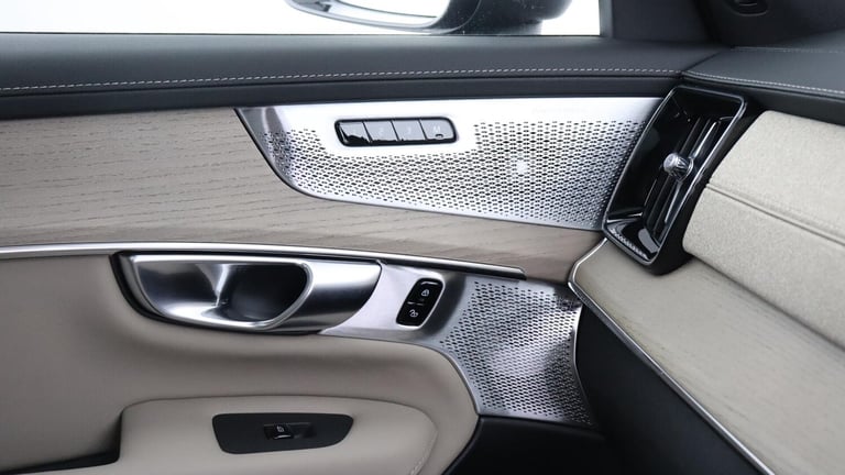 2025 Volvo XC90 T8 PHEV AWD Ultra Dark (Sunroof, 360 Camera, Bowers &amp; Wilkins Sound) ESTATE P...