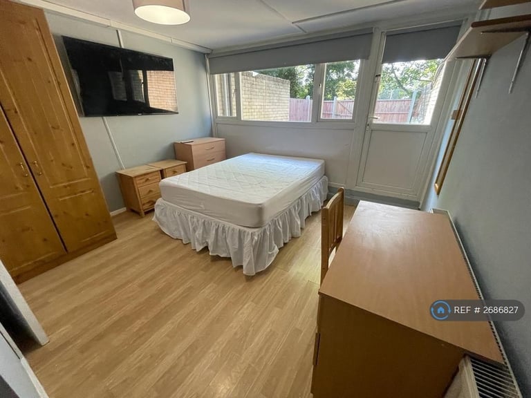 6 bedroom house in Barchester Close, Uxbridge, UB8 (6 bed) (#2686827)