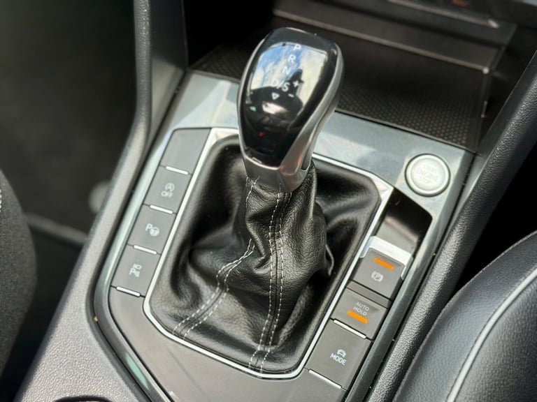 2023 Volkswagen TIGUAN R- Line Pan/r Cameras Full Service History heated steering