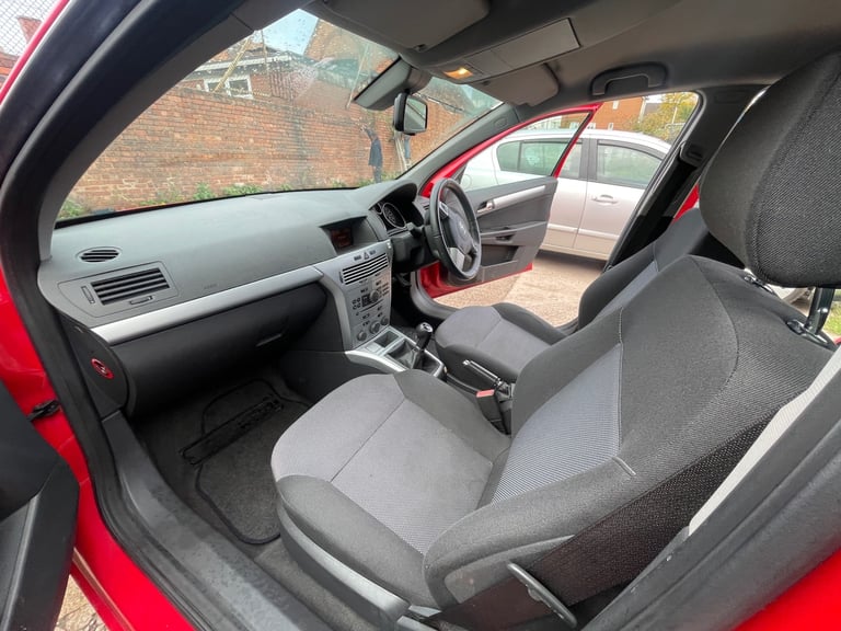 * 59 2010 VAUXHALL ASTRA 1.4L 5 DOOR + LONG MOT + IDEAL FIRST CAR + HPI CLEAR * 
