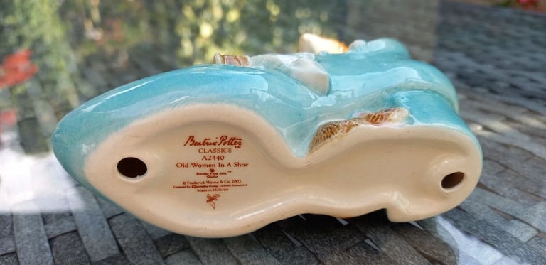 Border Fine Arts Classics - Old Woman In a Shoe (A2440) Beatrix Potter Figurine