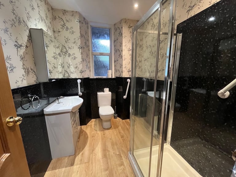 Uphall - 3 Bedroom, huge ground floor flat - Bright & Sunny - partially furnished 