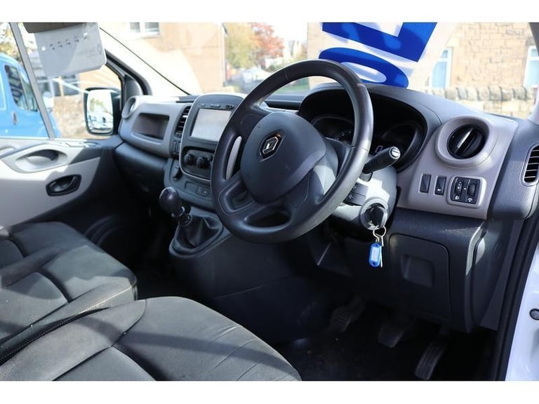 2017 RENAULT TRAFIC LWB *NO VAT* LOW MILES EXCELLENT CONDITION YEARS MOT vivaro