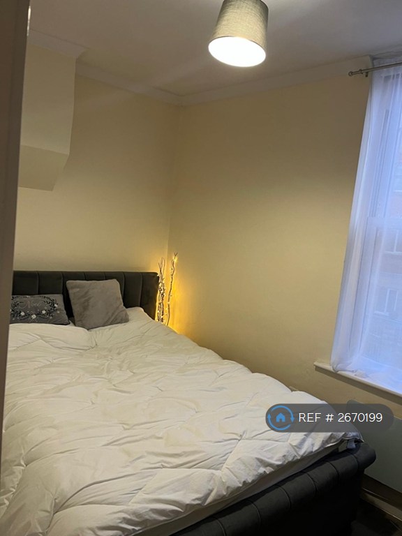 1 bedroom flat in Winchcombe Street, Cheltenham, GL52 (1 bed) (#2670199)