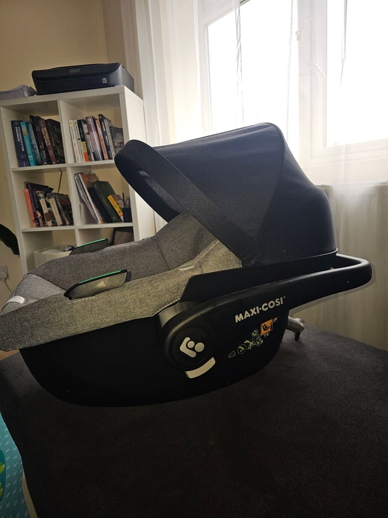 Cabriofix I-Size Maxi-Cosi Baby Car Seat (Barely Used)