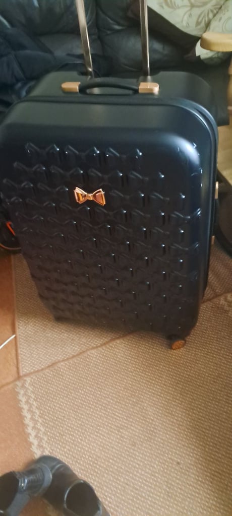 Black 4 wheel suitcase 