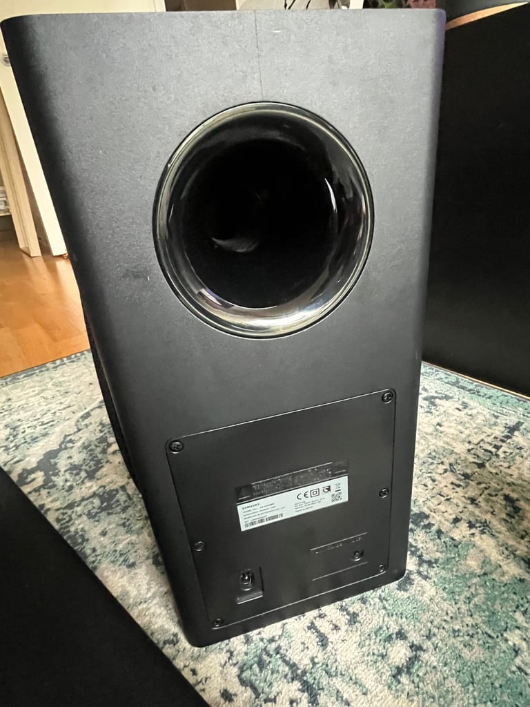Samsung Soundbar, subwoofer and Rear Speakers