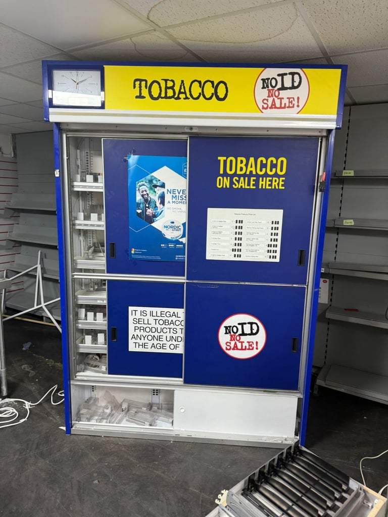 CIGARETTE DISPLAY CABINET COMMERCIAL CIGARETTE GANTRY EXCELLENT CONDITION 