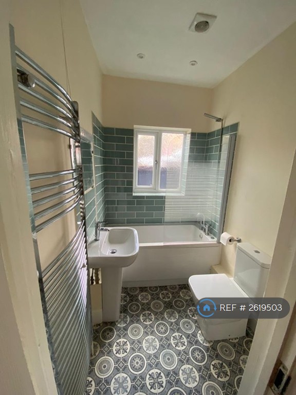 2 bedroom flat in West Street, Yeovil, BA20 (2 bed) (#2619503)