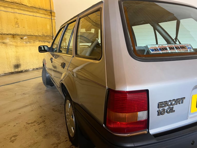 Ford Escort MK4 1.6GL Estate - Walk Around Video