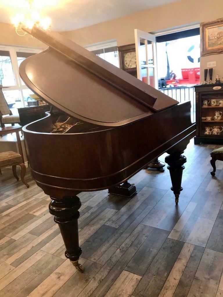 baby grand piano