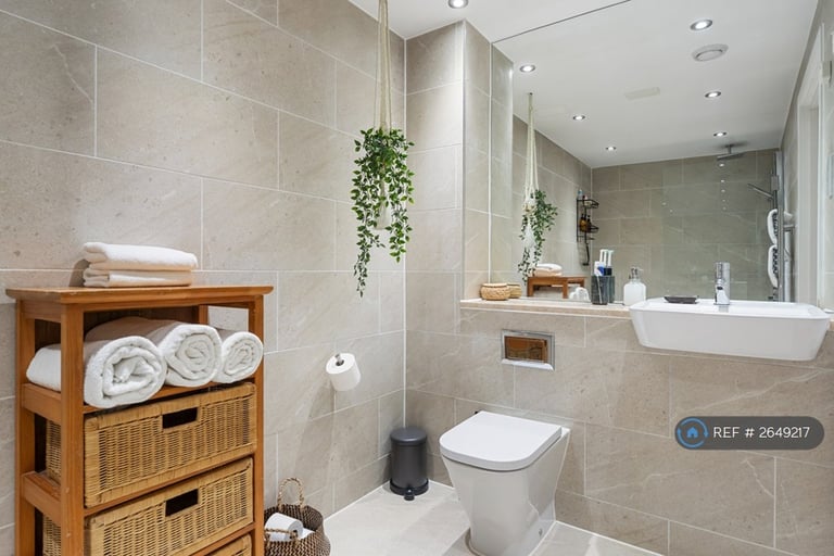 3 bedroom flat in Upper Clapton Road, London, E5 (3 bed) (#2649217)