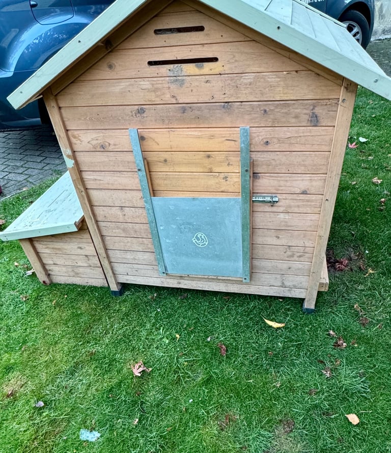 Large wooden hen house 