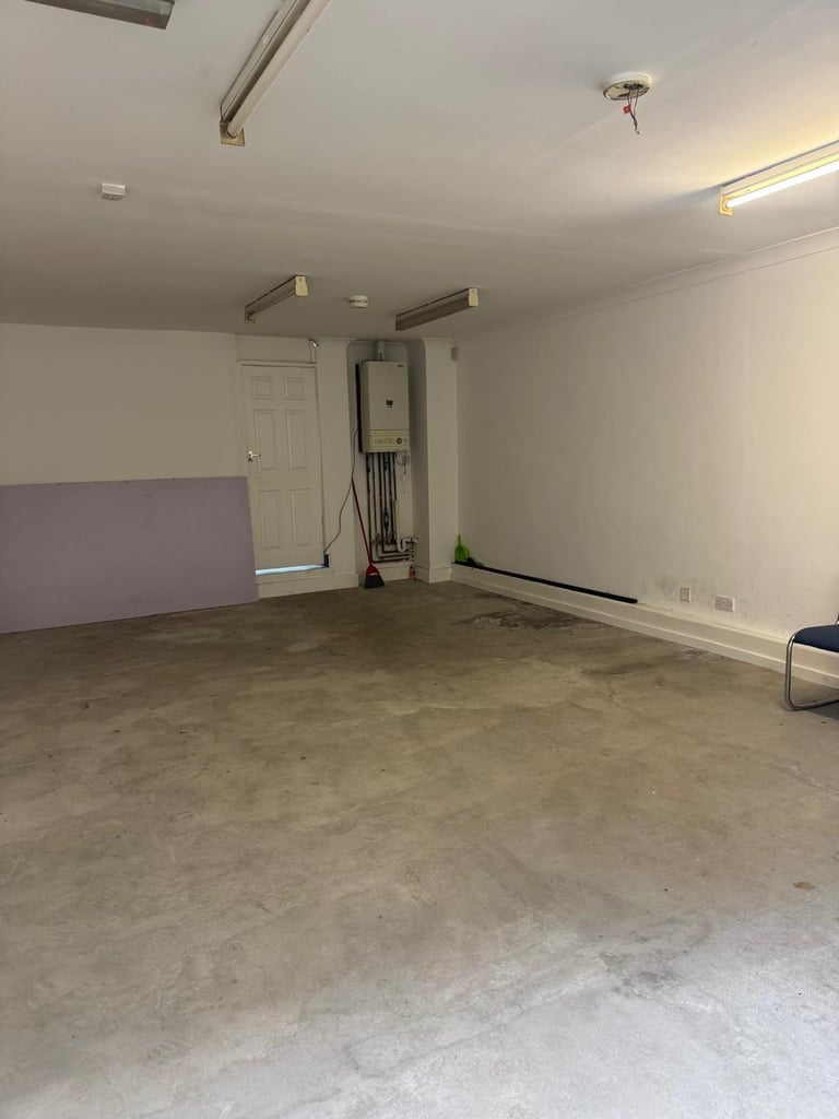 RETAIL OR OFFICE SPACE TO RENT MAIN FINSBURY PARK