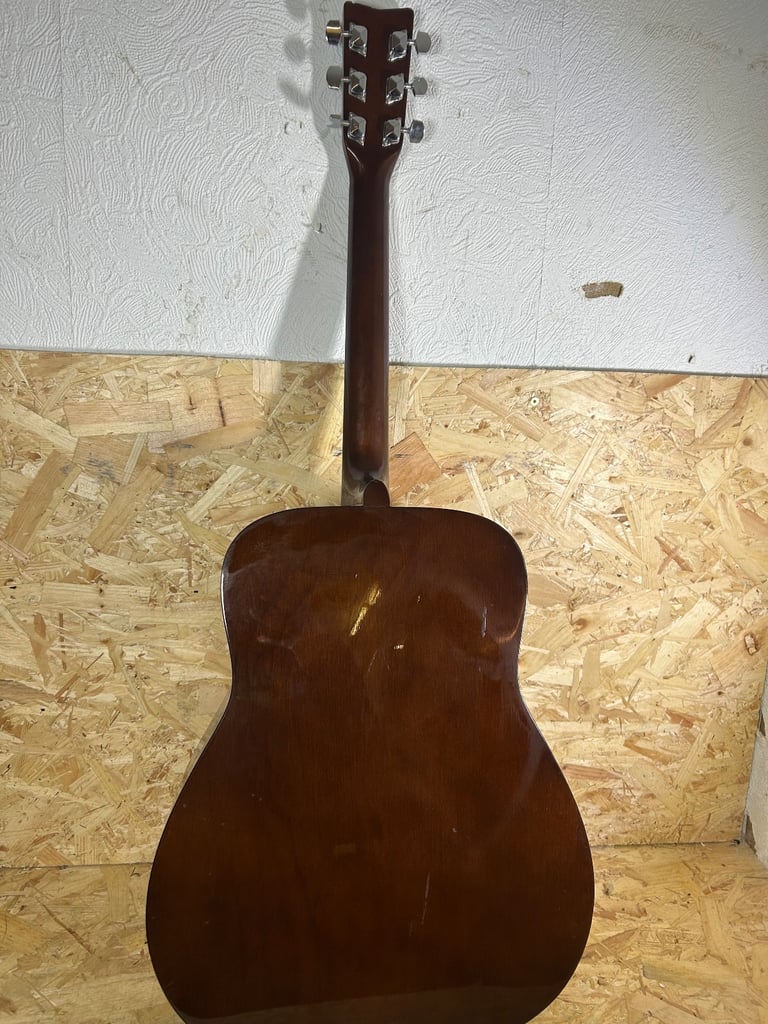 YAMAHA F-340 Acoustic Guitar - 6 String - Right Handed - Including Gig Bag