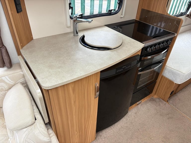 LUNAR CLUBMAN SB- FIXED SINGLE BEDS + END WASHROOM + MOTORMOVER