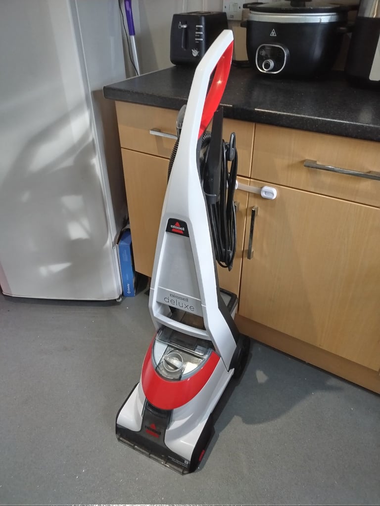 Carpet shampoo cleaner bissell with attachments and hose in very good condition good working order 