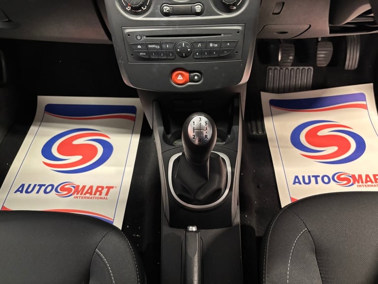 2010 Renault Clio 1.2 16V I-Music 3dr HATCHBACK Petrol Manual