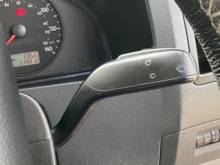 2006 Volkswagen Transporter 2.5 TDi T32 REAR LONGUE-5 BELTS-20 inch ALLOYS-PRIVATE PLATE MOTORHOM...