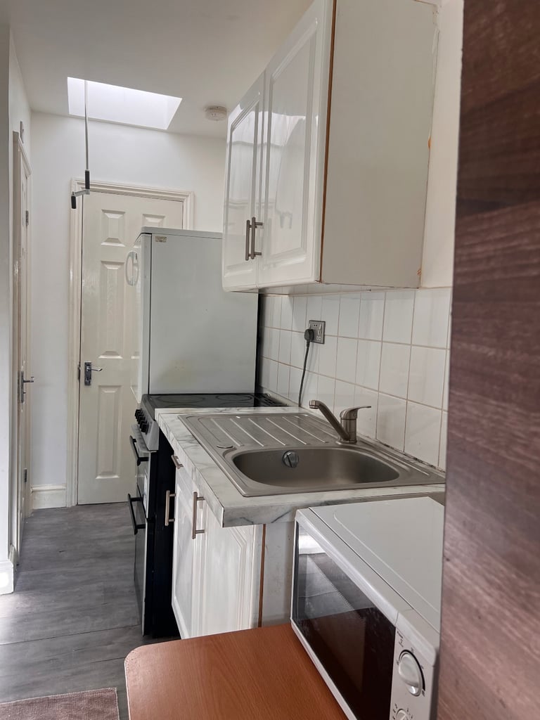 Studio flat to rent in Romford RM7