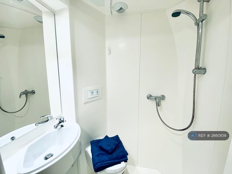 7 bedroom flat in Warwick New Road, Leamington Spa, CV32 (7 bed) (#2660109)