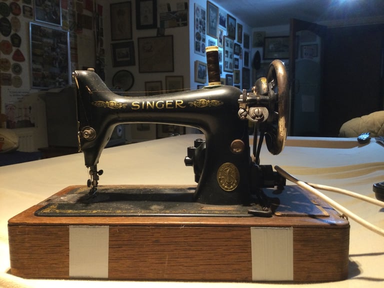 image for SINGER SEWING MACHINE (ANCIENT)MIGHT WORK WITH SOME TLC.