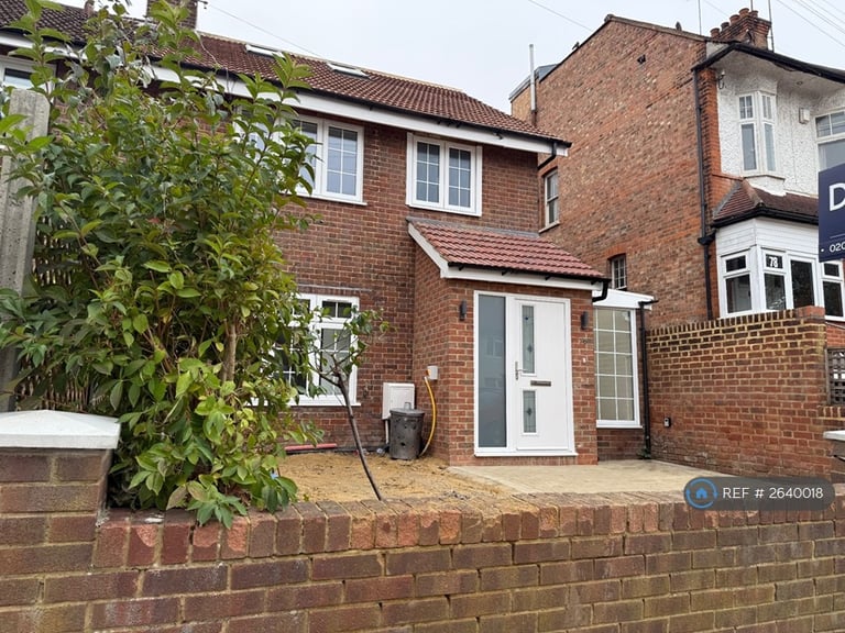 5 bedroom house in Halliwick Road, London, N10 (5 bed) (#2640018)
