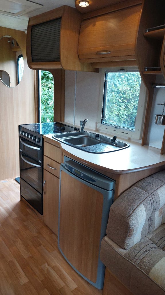 2008 Coachman VIP 520 4 Berth