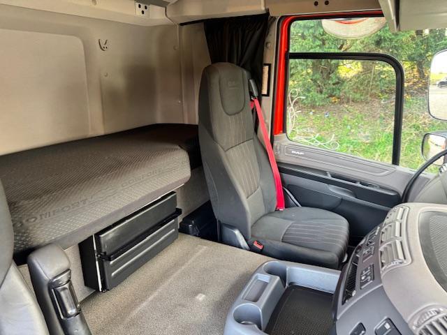 2020 70 DAF CF 320 E6 6x2 rear lift space sleeper cab 30ft curtain side tail-lif