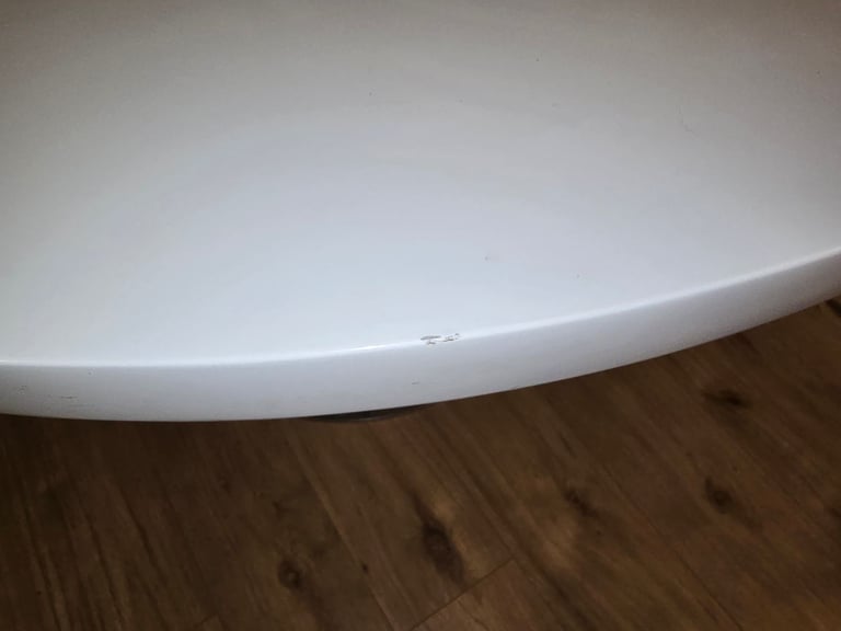Extending gloss dining table 