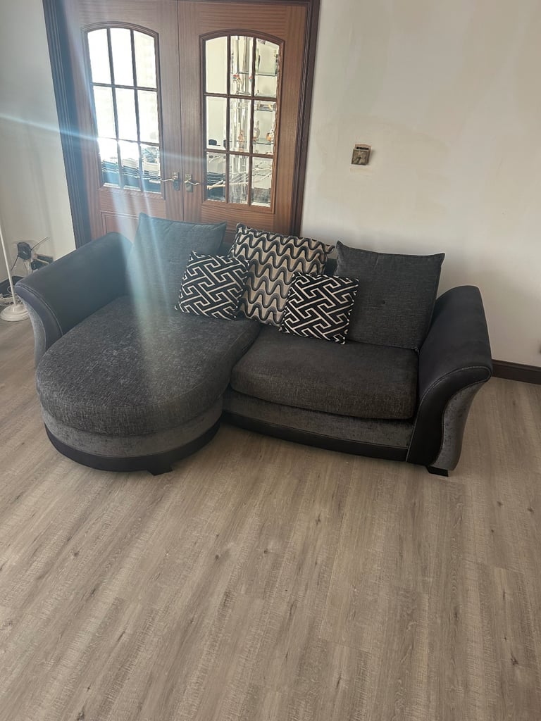 3 and 2 sofa free to uplift 