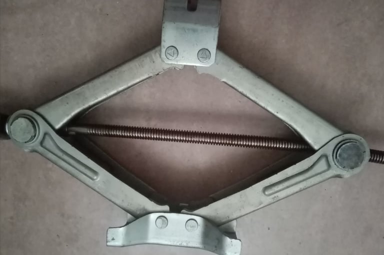 image for Nissan 2 ton car jack 
