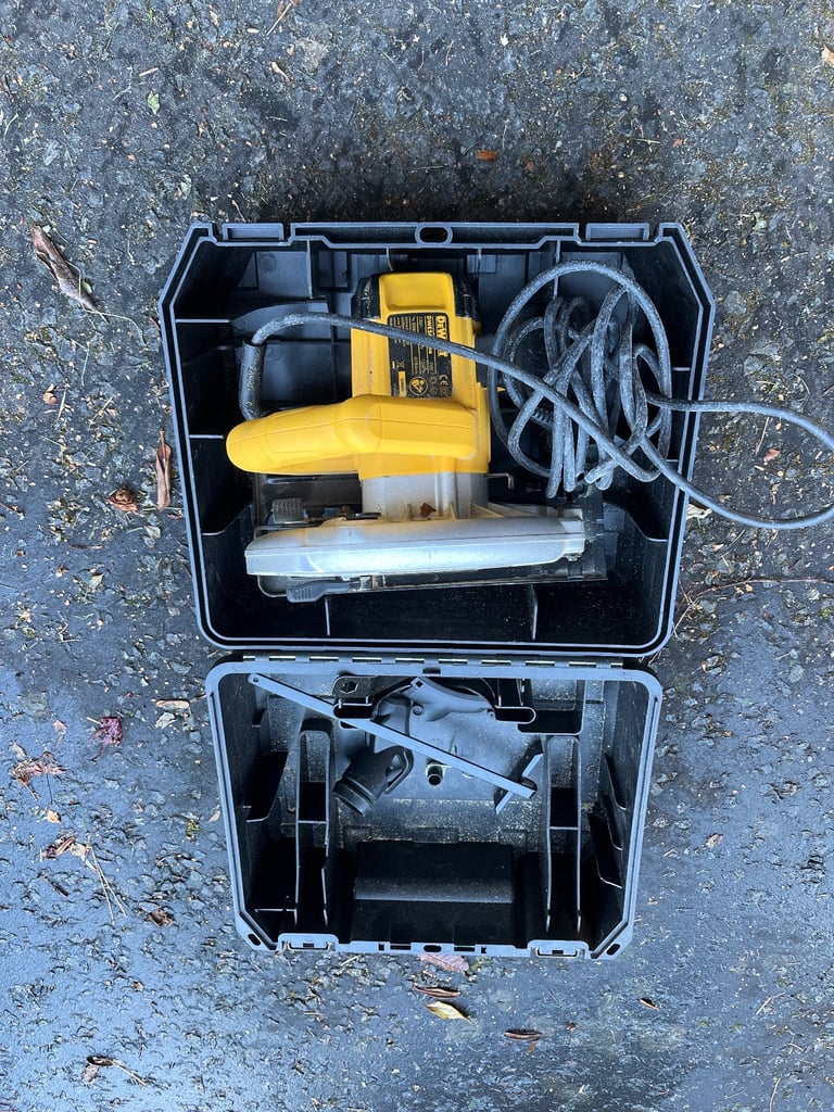 image for DeWalt 1350W 230V 184mm Corded Circular saw DWE560-GB