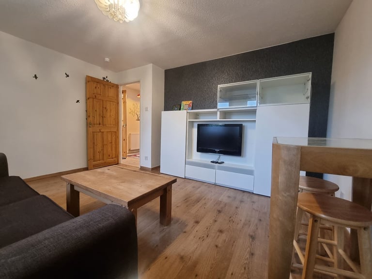 Spacious, West End 2 bedroom Flat on Beautiful Tree Line Street.