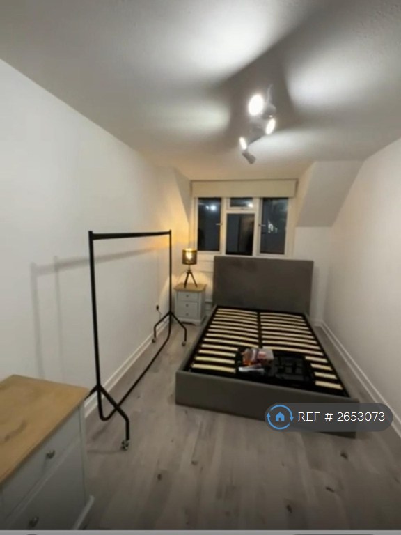 1 bedroom in Wolftencroft Close, London, SW11 (#2653073)