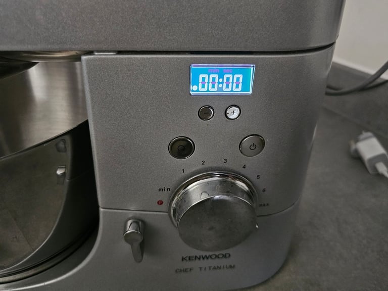 Kenwood stand mixer - chef Titanium KMC030