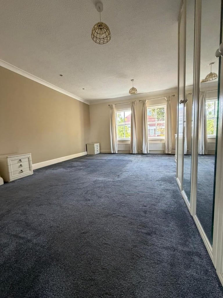 5 BEDROOM DETACHED HOME IN WINDSOR