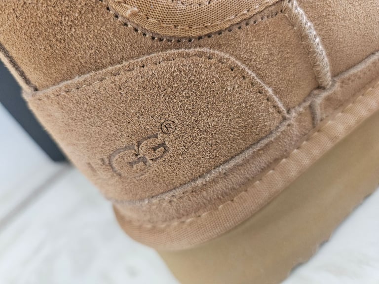 Ugg platform chelsea style boots size uk6