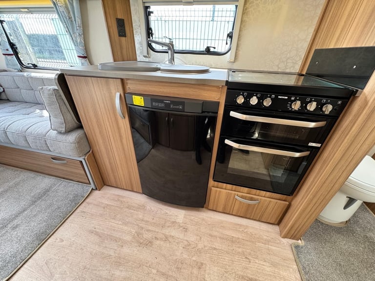 LUNAR QUASAR 462 2019 MODEL 2 BERTH REAR WASHROOM TOURING CARAVAN