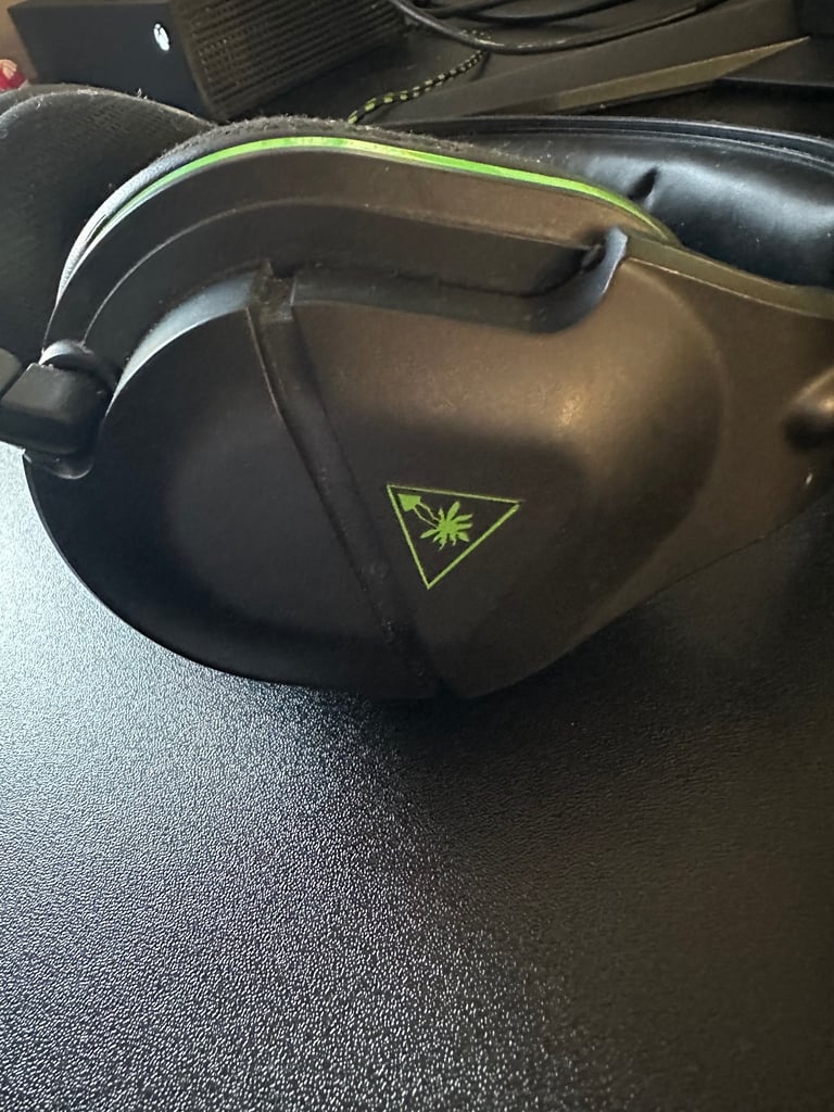 Full gaming set up. Xbox S 1tb, pad, headset, chair, monitor, table