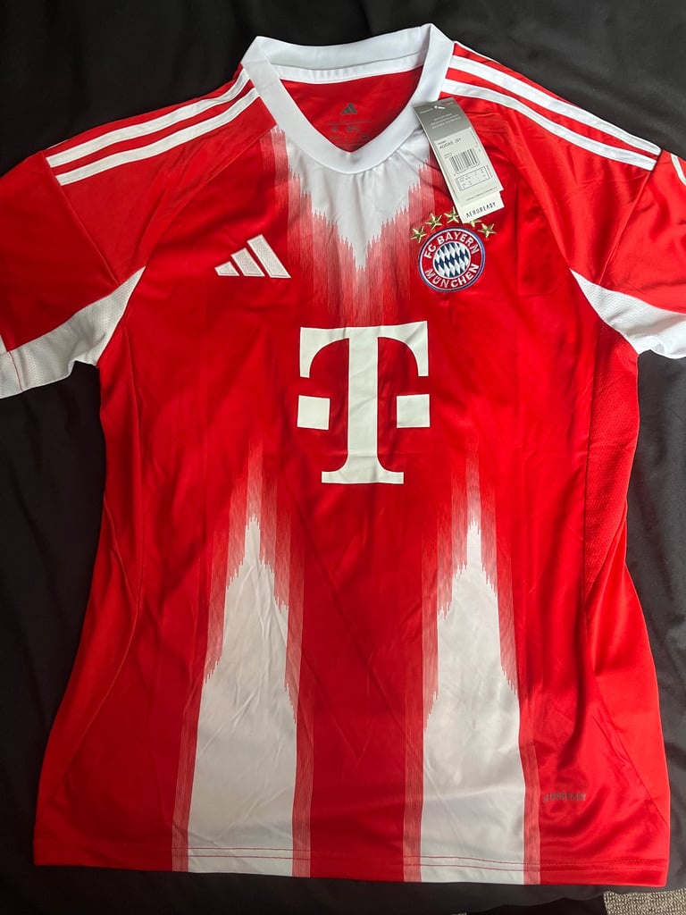 image for Bayern Munich 25/26 home top. Kane. Medium. 