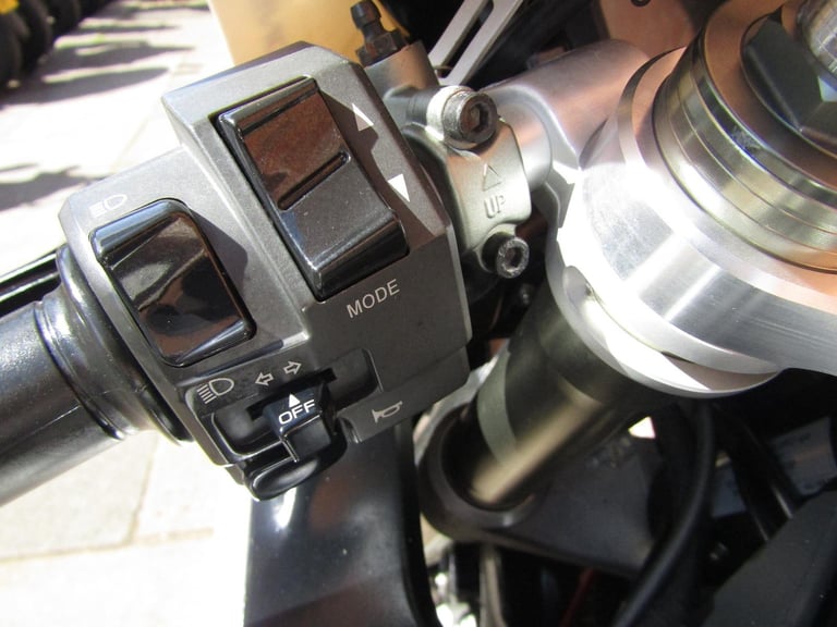 DUCATI 1198 S * PEARL WHITE * REDUCED * LOVELY BIKE * PLATE**EXTRAS**CARBON**