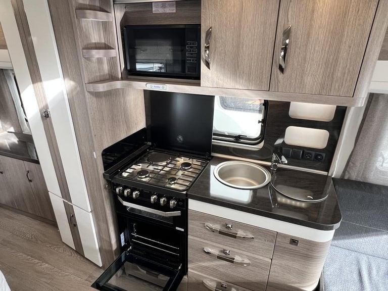 2023 HOBBY Prestige 560 wfu 4 Berth Fixed Bbed End Washroom New 2023