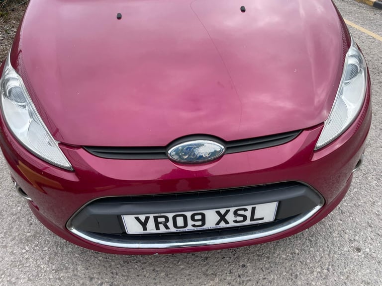 FORD FIESTA 1.2 ZETEC 09 REG MAGENTA RED 3 DOOR MOT 12 MONTHS MOT  INSURANCE 48+MPG
