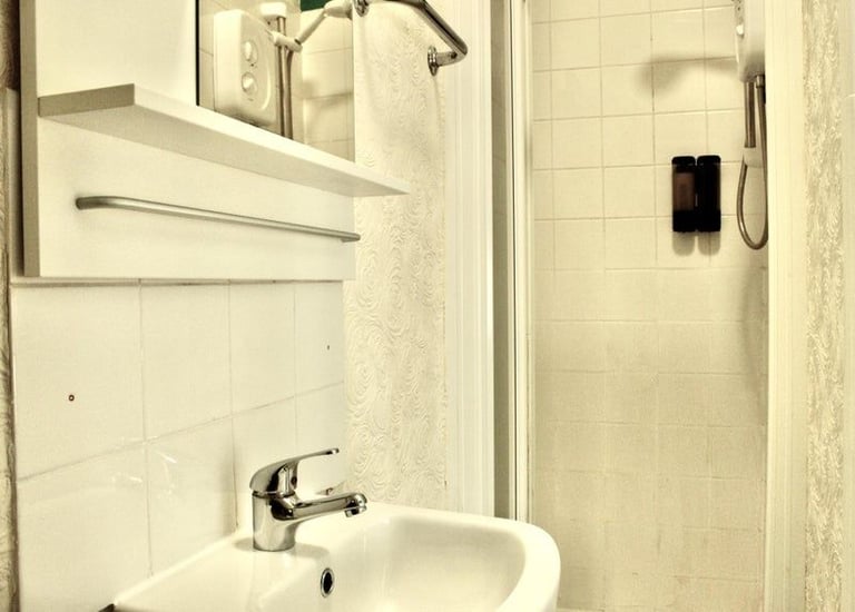 Double Room Ensuite - Blackpool North Train