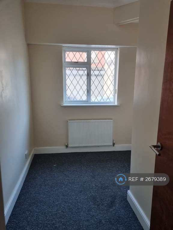 2 bedroom flat in New Ferry Road, Wirral, CH62 (2 bed) (#2679389)