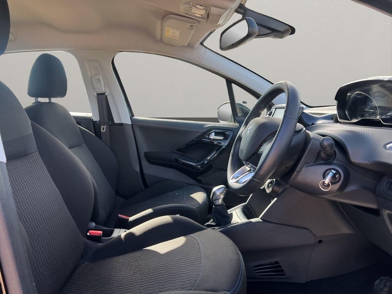 2018 Peugeot 208 1.2 PureTech Signature Euro 6 (s/s) 5dr HATCHBACK Petrol Manual